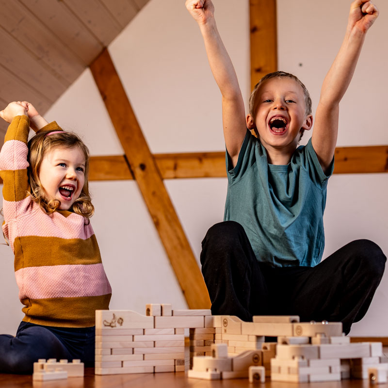 Freude beim Spielen mit einer Baumkinder Murmelbahn